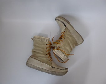 Leather and suede laced moccasin, for racket. Moccasin for women or children. 1970. Quebec. Canada. Native. Metis. Trapper. Runner of the woods