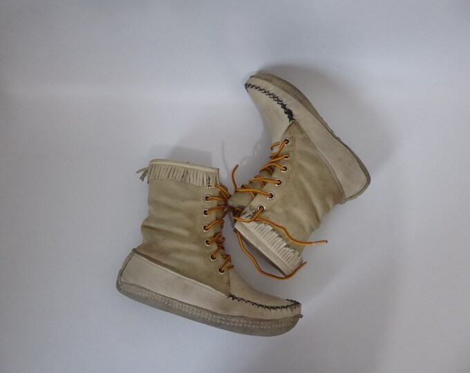 Leather and suede laced moccasin, for snowshoeing. Women's or children's moccasin. 1970. Quebec. Canada. Aboriginal. Métis. Trapper. Coureur des bois