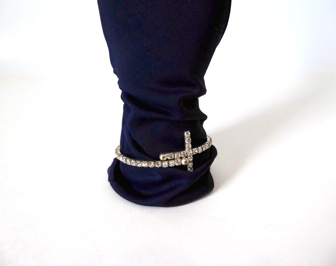 Cross-shaped stretch bangle. Rhinestone, chrome-plated metal. 1990.