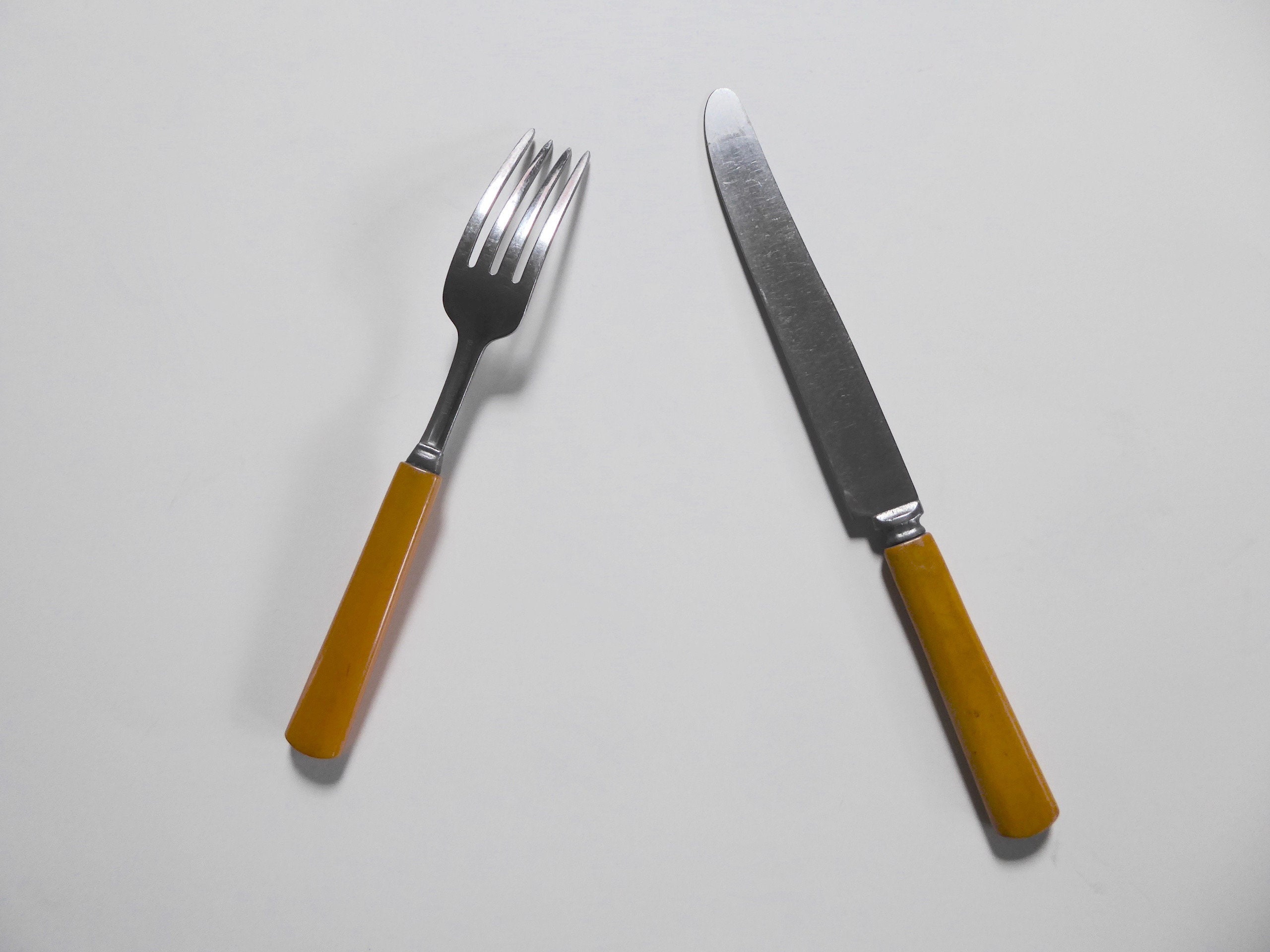 Butterscotch Bakélite knife and fork set. GloHill. Stainless steel