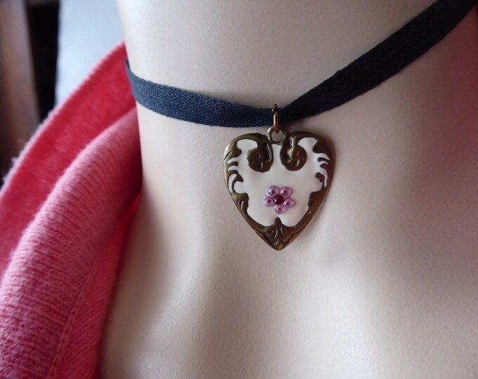 Heart pendant in enameled ivory brass. Pink and red glass paste flower. 1900-1910. Antique jewelry. Art Nouveau. Valentine's Day.
