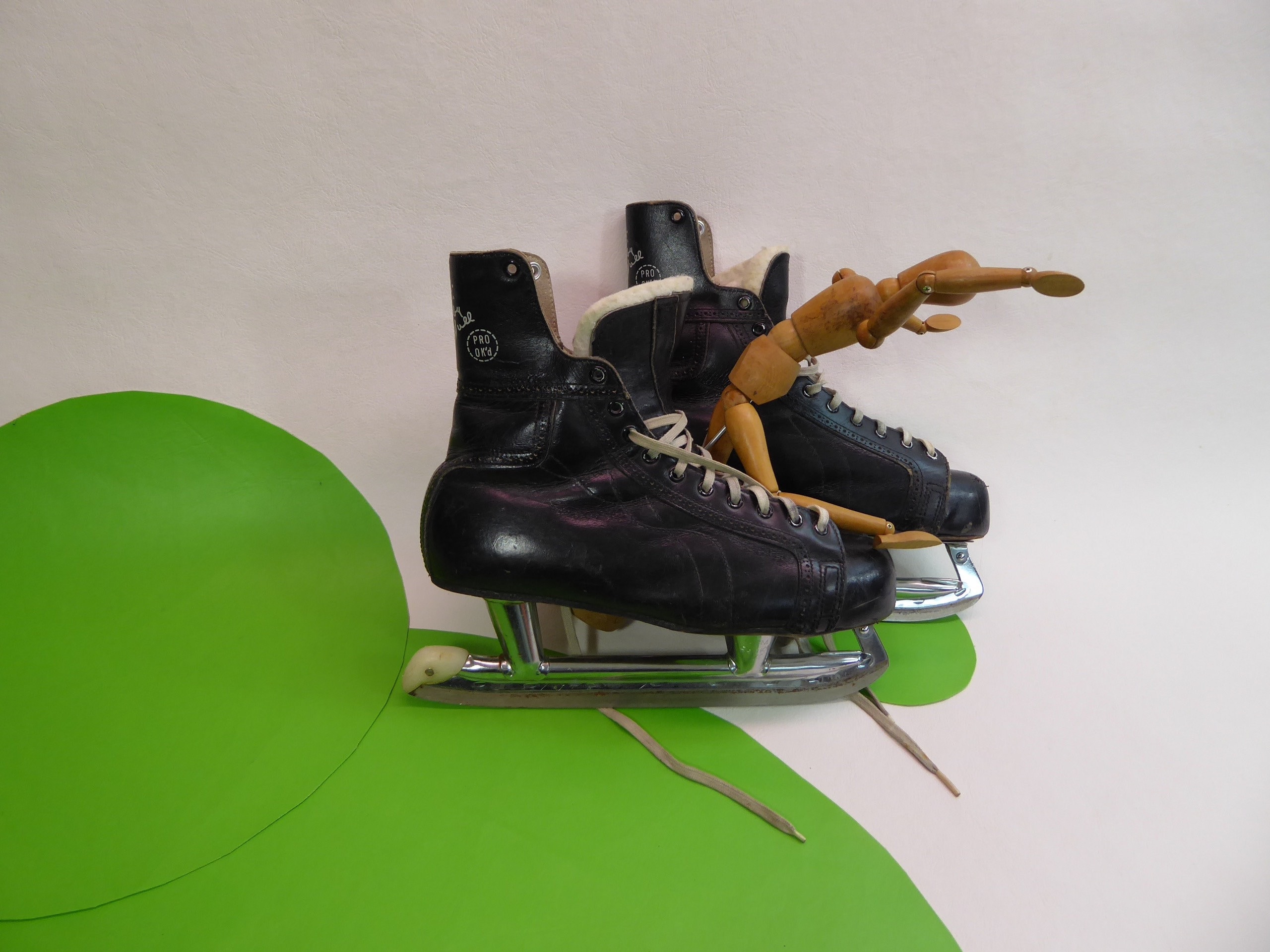Vintage men's ice skate. I'm Bobby Hull. CCM. Pro OK'D. Senior A. Shank