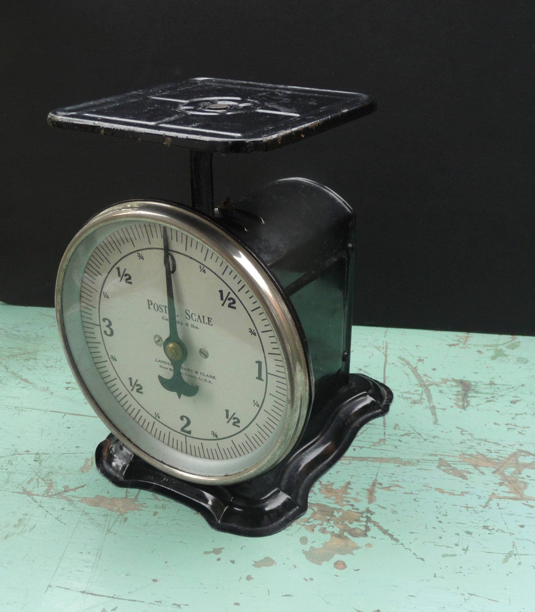 Antique scale. Postal scale 4 lbs. Landers, Frary & Clark. New Britain