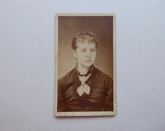 Fotografía en sepia de una joven de la época victoriana. Circa 1870. Fotógrafo de Harlow. St. Albans, Vermont.