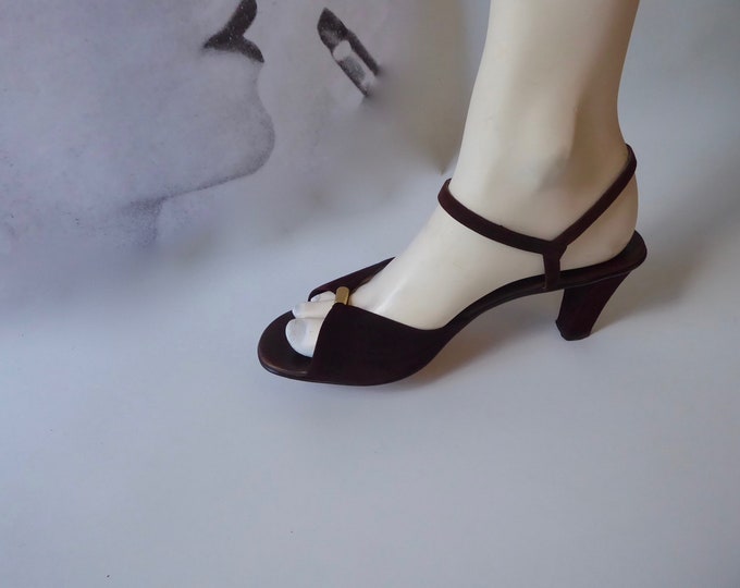 Evening sandal from the 1940s/50s in brown suede. Ankle strap. Caresse Wallace Studio. Fashinista 1940.