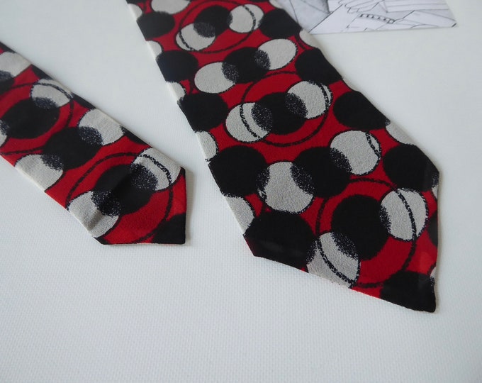 Vintage tie crepe silk Georges Rech. Circle pattern on a red background. Year 80. Unisex.