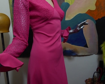 Long fuchsia pink dress, 1970s style. V-neck. Long sleeves. Vintage polyester. Candy pink guipure lace. Bobo. Boho. Seventies mods. Empire.