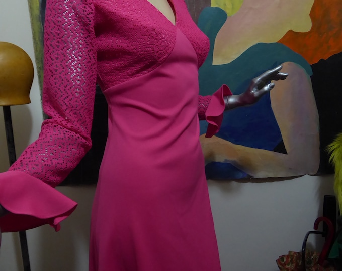 Long fuchsia pink dress, 1970s style. V-neck. Long sleeves. Vintage polyester. Candy pink guipure lace. Bobo. Boho. Seventies mods. Empire.