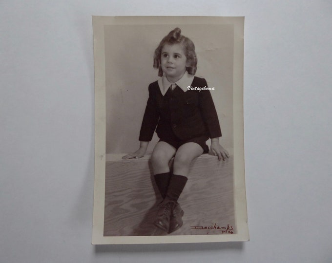 Photo petit garçon cheveux châtains longs. Noir et blanc. Deschamps. Mai 1946. Photo souvenir vintage.