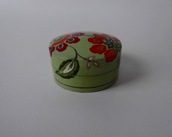 Round green lacquered papier-mâché box. 1970s. Handmade. Floral motif. Jewelry box. Gift box.