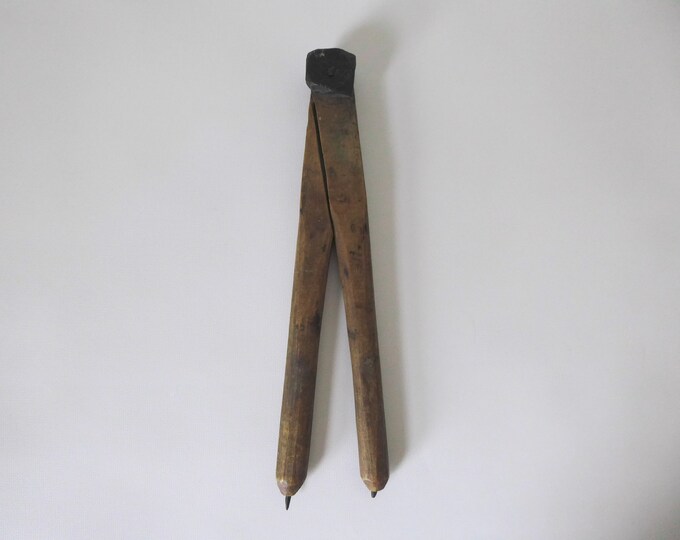 Articulated compass in raw wood. Primitive tools. Around 1900.