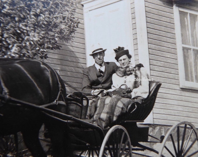 Photo vintage horse cart. Mother. Son. Centre Quebec 1938. Wooden house. Quebec Campaign. Hats off to you. Women's hat.