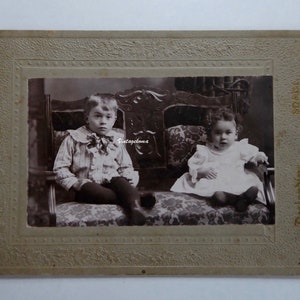 Photo noir et blanc enfants 1910. CDV. Desjardins. Sorel. Québec. Photographie frère et soeur. Photo époque victorienne.