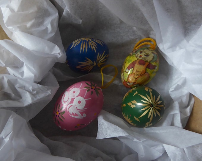 Quatre Oeufs de Pâques décor. Trois vraies coquilles d'oeuf et un papier maché. Allemagne.