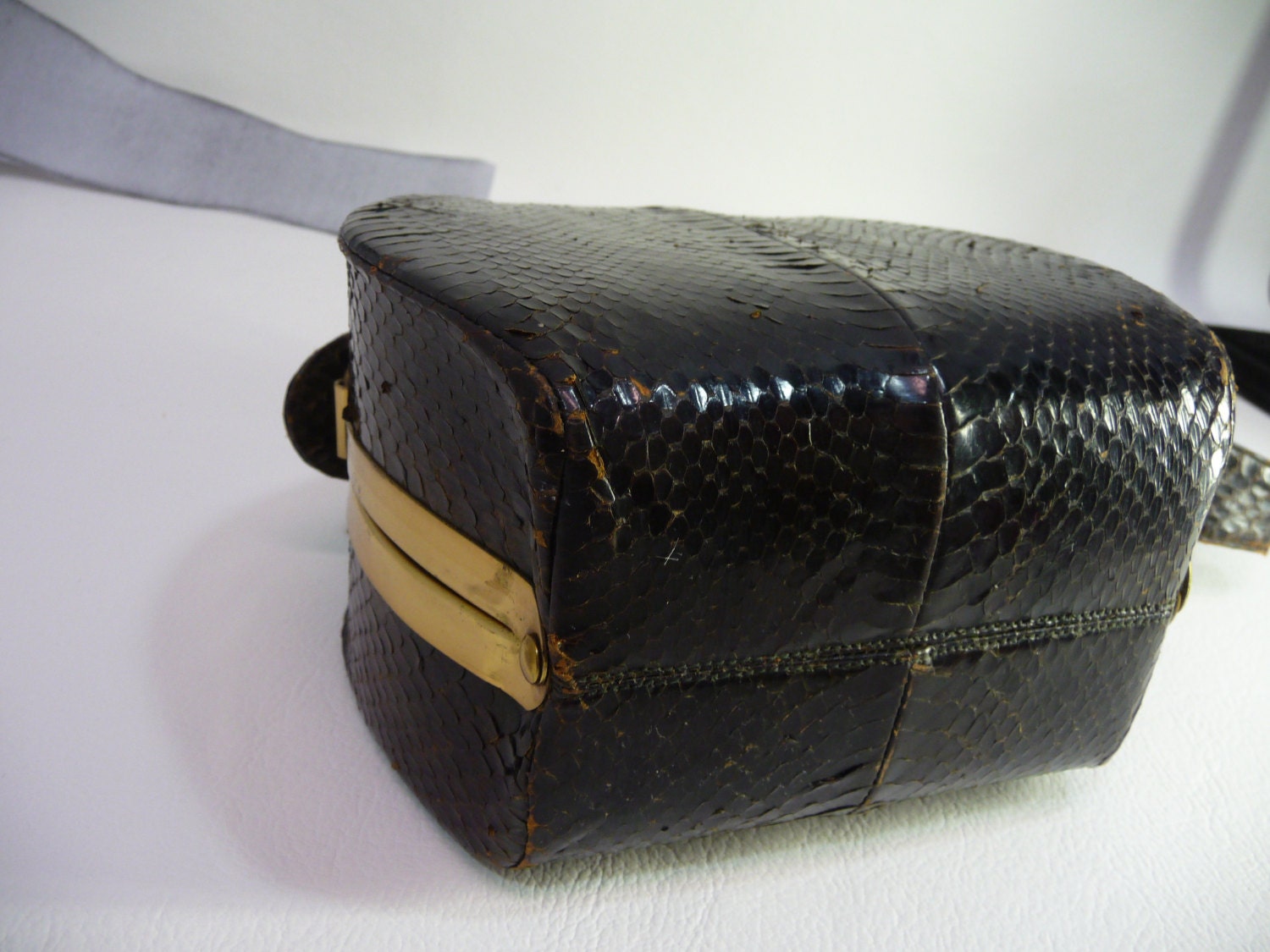 Vintage Deco art handbag. Round box shape. Clasp brew ball. Tarkor Bags. Year 1930