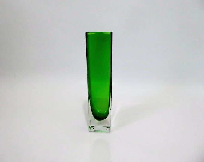 Rectangular vase in translucent forest green blown glass. Scandinavian design vase. Year 1960.