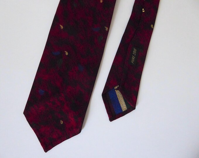 Vintage burgundy red pure silk tie. In good tone. Year 1980.