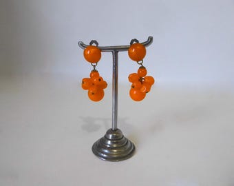 Orange plastic mobile cluster pendant clip. 1970. Mid-century earring. Vintage jewelry.