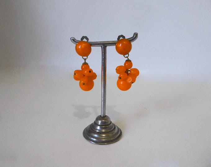 Orange plastic mobile cluster pendant clip. 1970. Mid century earring. Vintage jewelry.