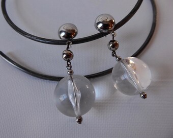 Dangling earring with translucent lucite sphere and silver metal ball. Push-on clasp. 70s. Space Age.