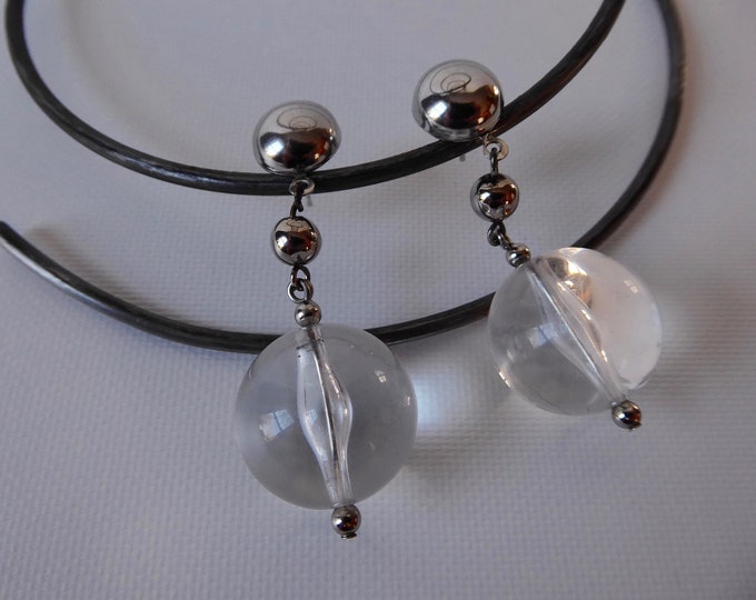 Dangling earring with translucent lucite sphere and silver metal ball. Push clasp. 70s. Space age.