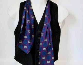 Royal blue lavallière tie with banner-style pattern. Totally. Made in England. 1960. Cotton polyester. Ascot vintage.