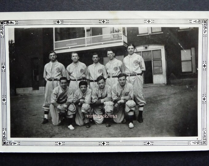 Baseball team photo. Paper. Black and white. Roussin College. Brothers of the Sacred Heart. 1950. Vintage sport. Sports team. Quebec Montreal