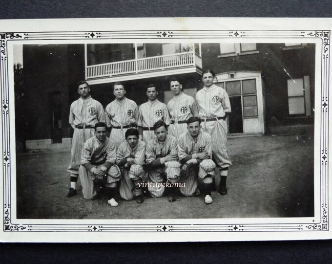 Photo baseball team. paper. Black and white. Roussin College. 1950. Vintage sport. Sports team. Québec Montréal