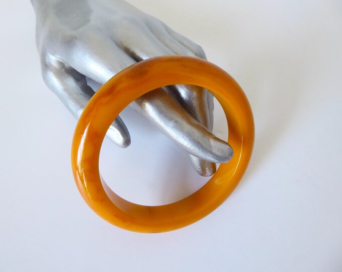 Marbled orange yellow bakelite bangle bracelet. Art Deco. 1930s. Vintage jewelry.