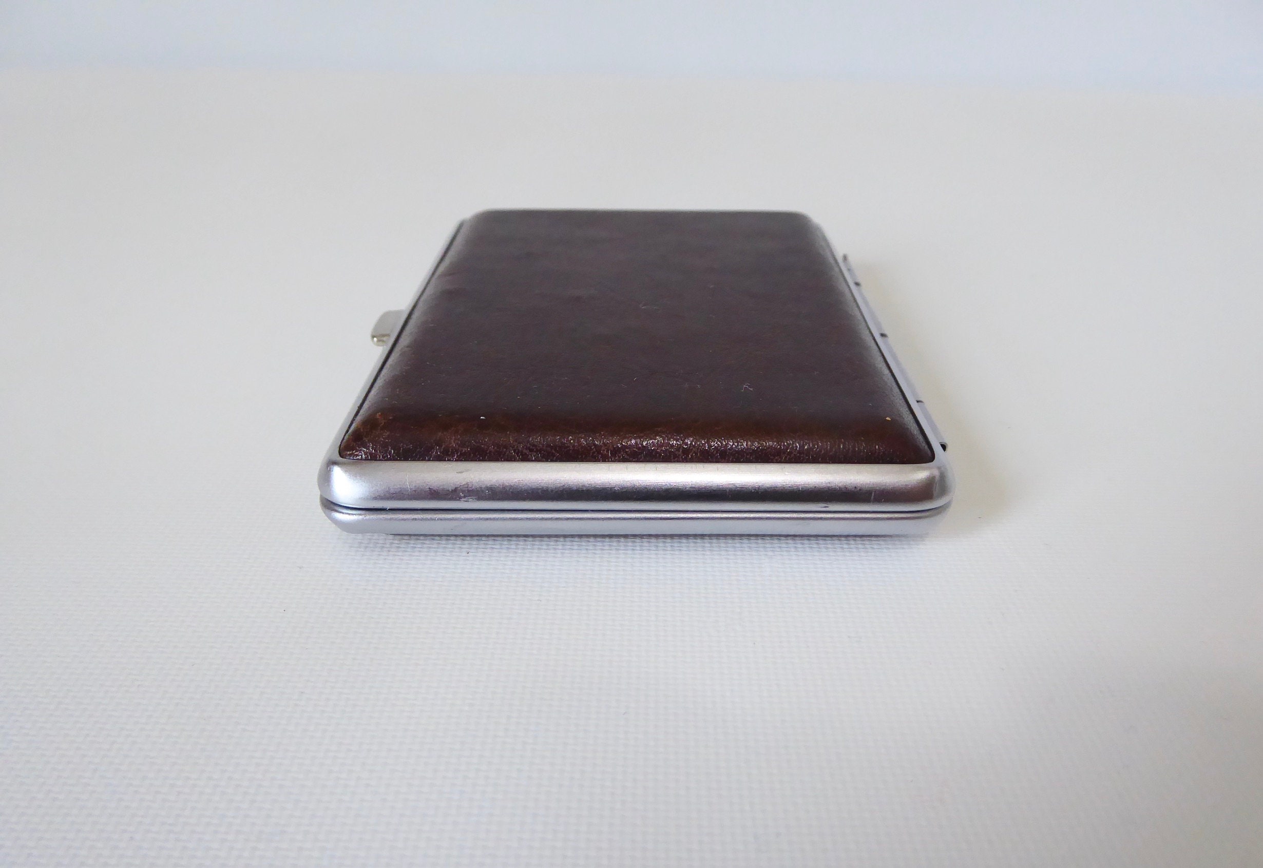 Chrome metal leather cigarette case. 1970. Tobbacciana. Vintage