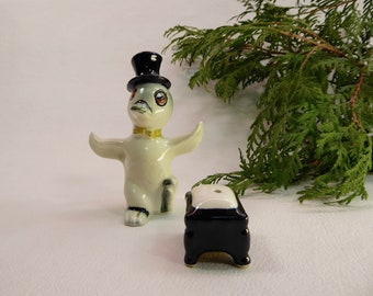 Porcelain salt shaker penguin. Porcelain pepper shaker pouffe. Japan. 1950s. Top hat. Bow tie