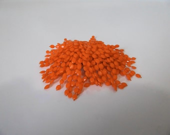 Broche vintage grappe cascade plastique orange. Année 1960. Bijoux sixties.