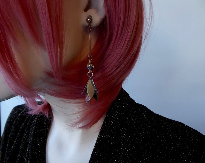 Mobile hanging earring in chromed metal. Push clasp. 80s. Disco style jewelry.