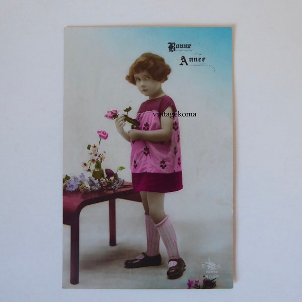 Carte postale vintage Bonne année. Petite fille 1930 avec fleur. Made in France. 1930. Nouvel an vintage.