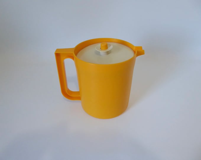 Mustard yellow Tupperware juice jar with white lid. Year 70. Made in USA. Vintage kitchen.