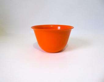 Orange melamine mixing bowl. Duraware. Made in Canada. Vintage kitchen. 1970s.