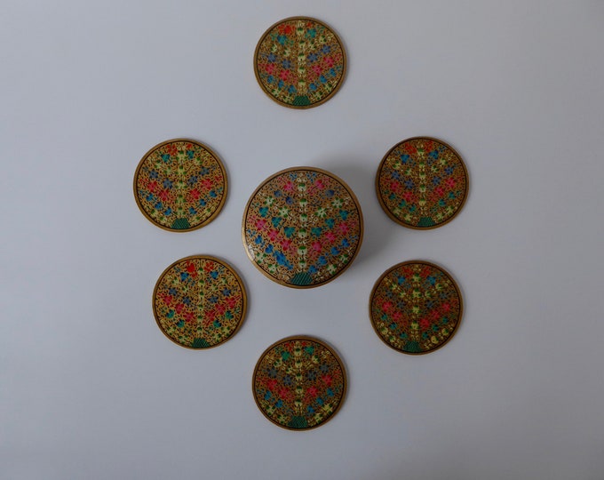Set of round box and gold-plated glass coaster in lacquered papier-mâché. India. 1970s. Handmade. Restored box. Floral motif. Peace logo.