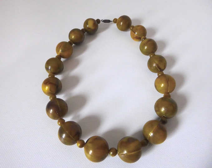 Bandalasta style marbled green plastic bead choker necklace. 1930