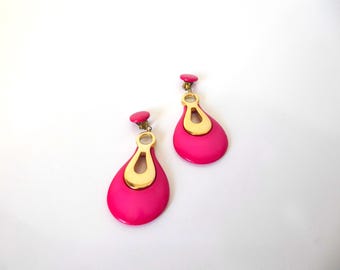 Pink and gold plastic mobile pendant clip. 1980. Vintage jewelry. Teardrop-shaped earring.