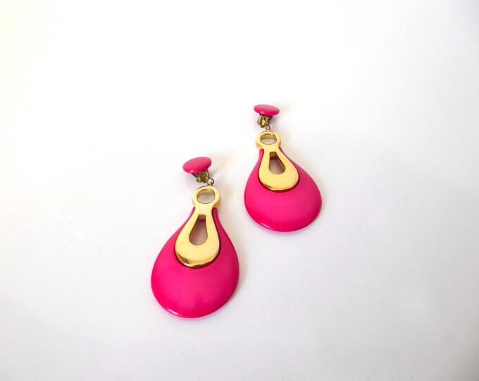 Pink and gold plastic mobile pendant clip. 1980. Vintage jewelry. Drop-shaped earring.