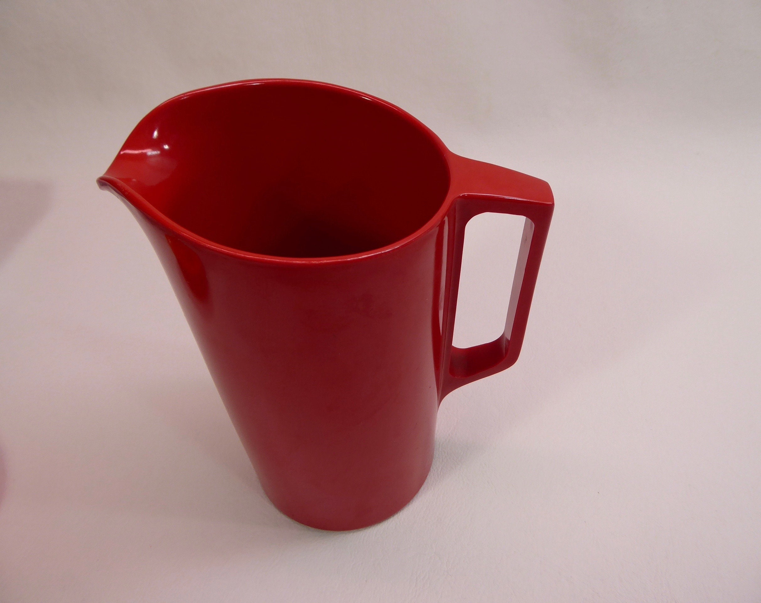 Red jug Melmac. L.P.G. made in Canada. Milk pot. Bowl. Vintage kitchen. Retro lunch. Year 70
