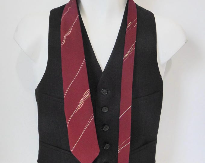 Vintage red Courrèges tie. Paris. 100% silk. Year 1990.