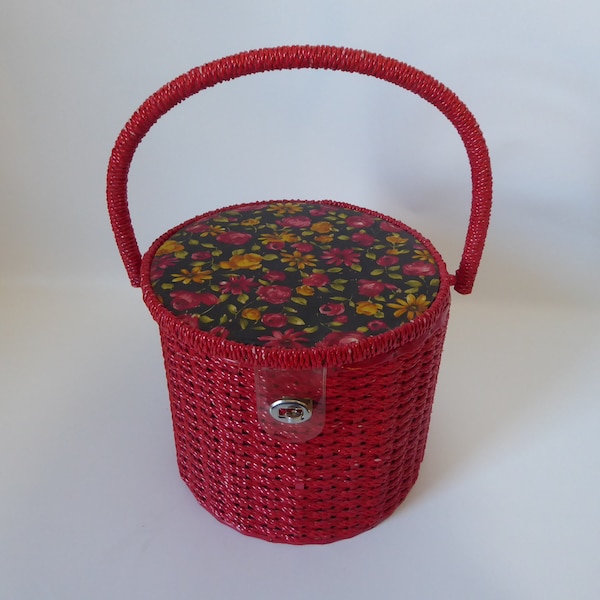 Vintage sewing basket in red lacquered wicker with handle. Year 60.