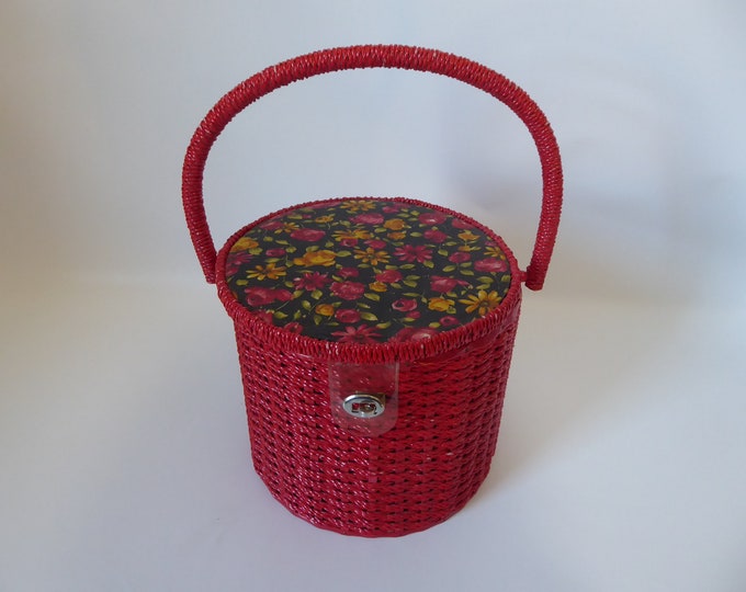 Vintage sewing basket in red lacquered wicker with handle. Year 60.