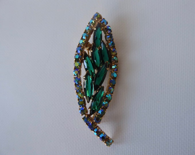 Green leaf brooch with rhinestone on claw. 1950s. Vintage brooch. Rhinestones. Fifties jewelry. Oblong brooch.