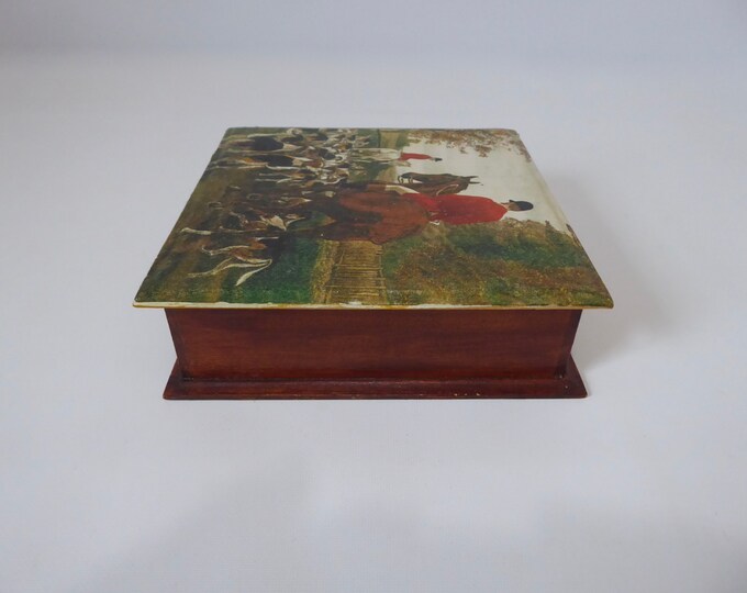 Wooden box with a hunting scene. 1970s. Vintage box. Storage box. Decorative box.
