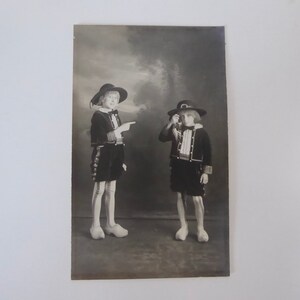 Photo enfant costume traditionnel breton. Photo carte postale 1920.