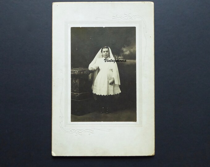 Photo of a little girl 1900. First communion. CDV. White Victorian child's dress. Missal. Heart pendant. First communion veil 1900.