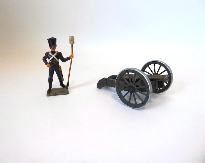 Starlux soldier 1st empire and gribeauval cannon. Metal figurine. Napoleonic era artilleryman. 1960.