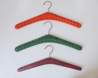 2 vintage studded leatherette hanger. 1 Mac intosh pattern vinyl hanger. 1960. Sixties wardrobe. Mid Century hanger.